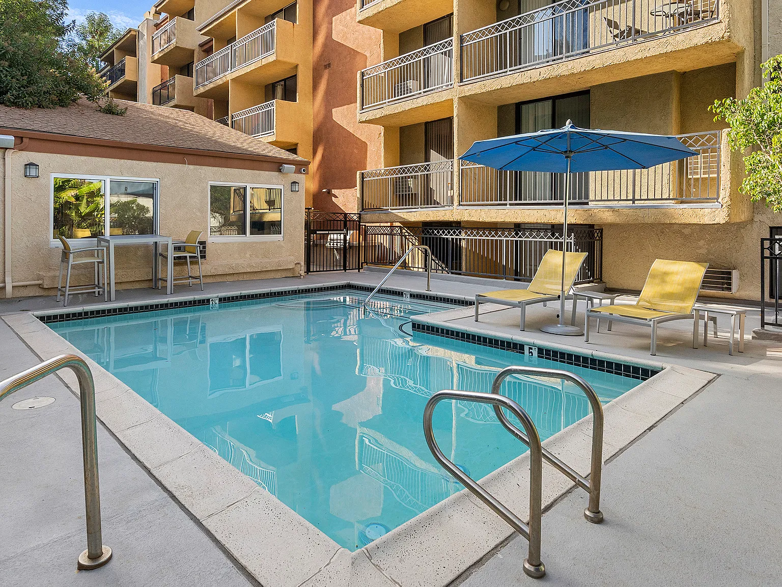 Ariel Court Apts — Photo 1