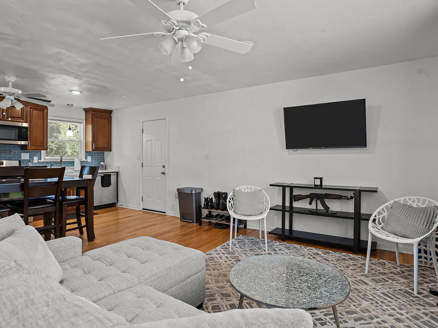 3 bed, 1300 sqft, $2,300 — Photo 4