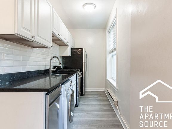 3rd image of 918 W Waveland Ave #1
