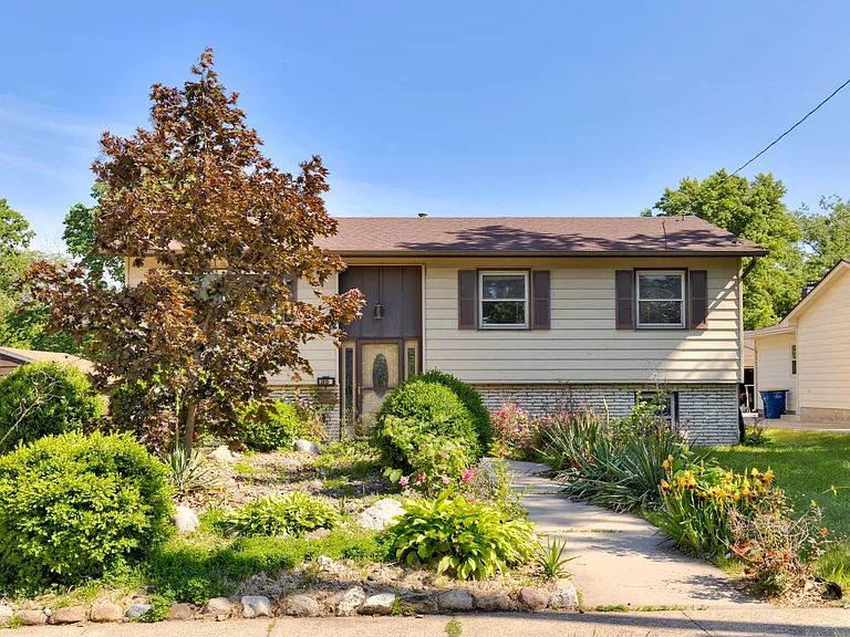 3815 Hillcrest Dr — Photo 2