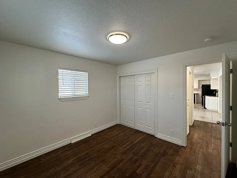 906 E Elm St — Photo 7