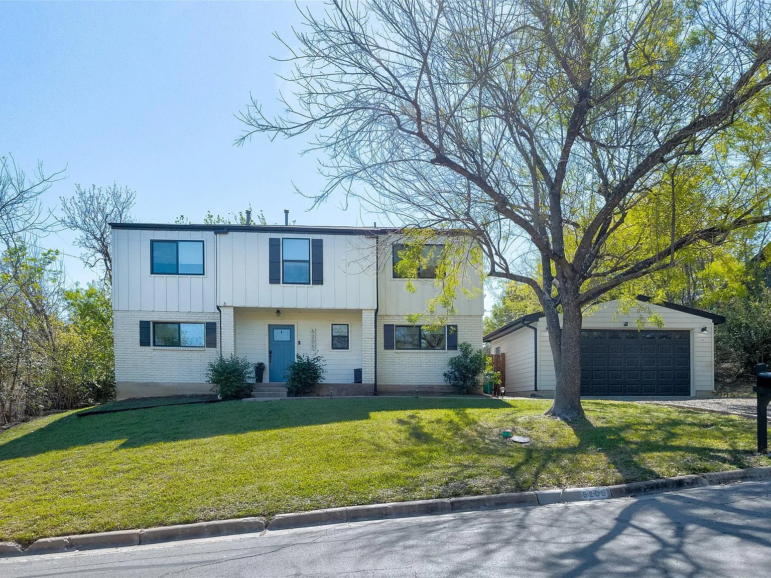 4 bed, 2.5 bath, 1984 sqft, $2,950 — Photo 3