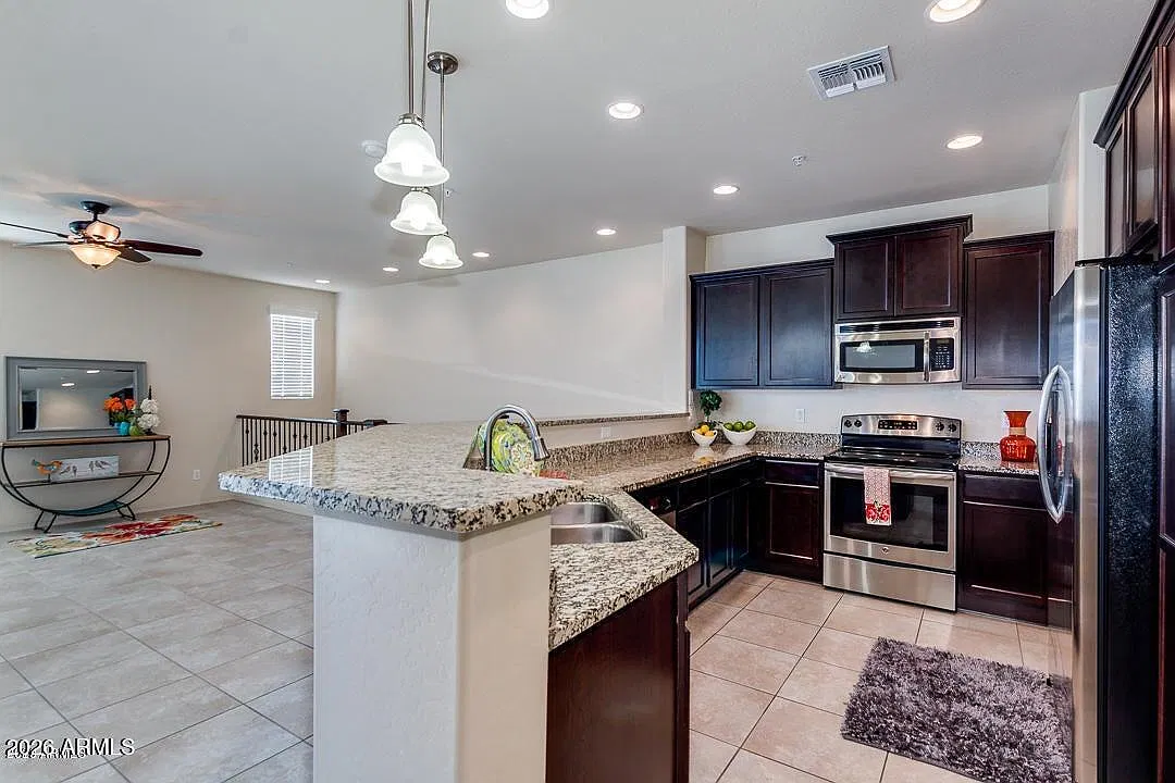 3 bed, 2.5 bath, 1336 sqft, $1,995 — Photo 2