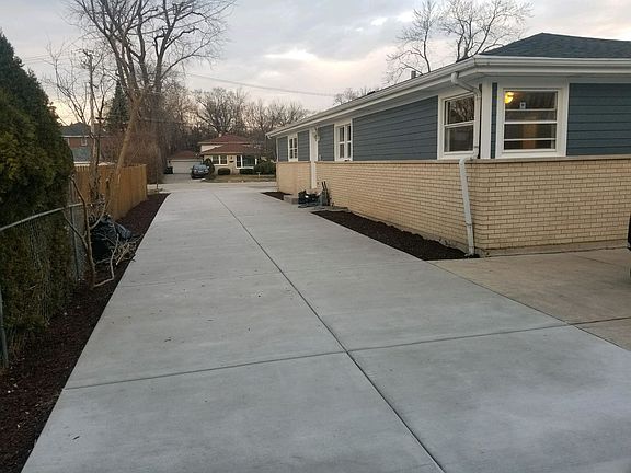 3rd image of 953 Everett Ave