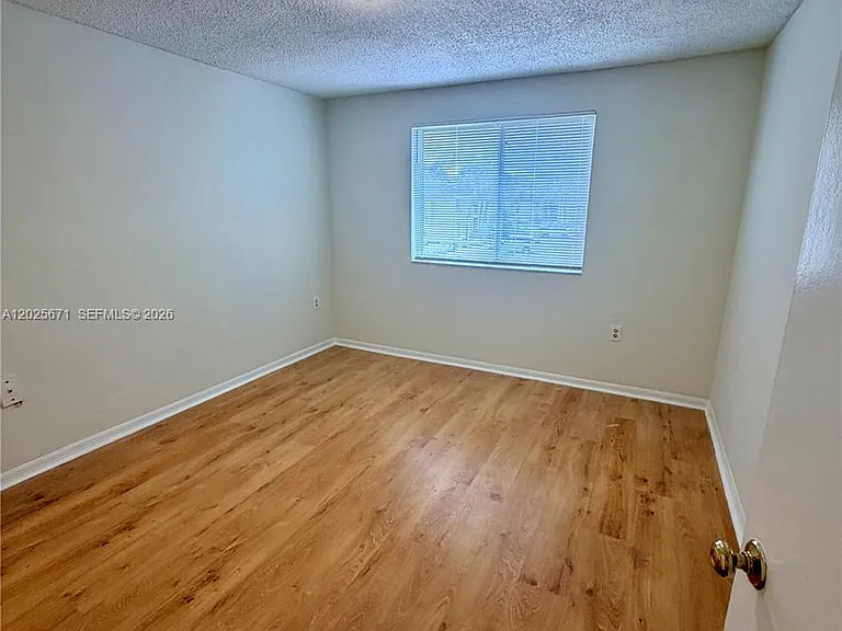 19216 Glenmoor Dr #19216 — Photo 25