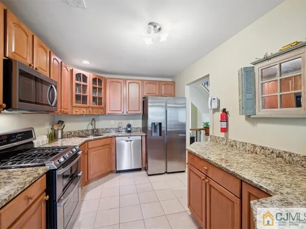 28 Harbor Bay Cir, Laurence Harbor, NJ 08879