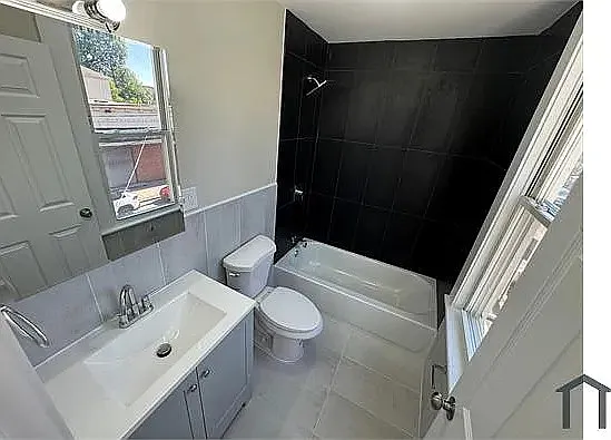 28 Wainwright St #3 — Photo 4