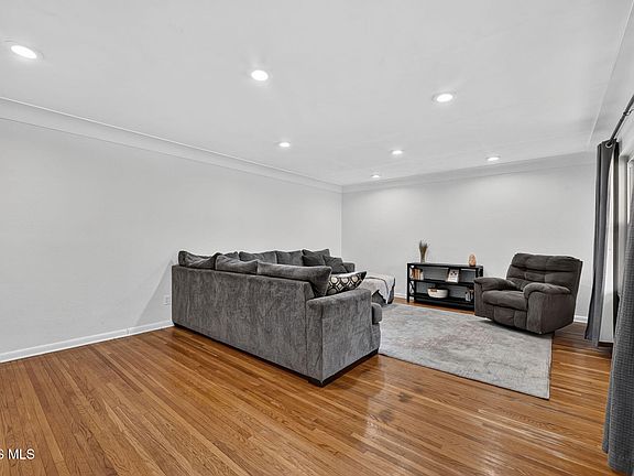 4th image of 937 Lyn Rd