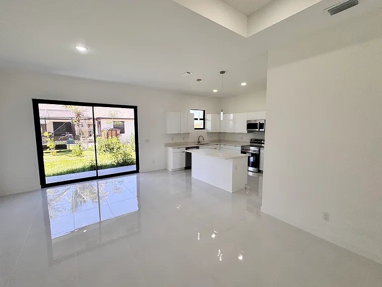 4226 NW 32nd Ln — Photo 12