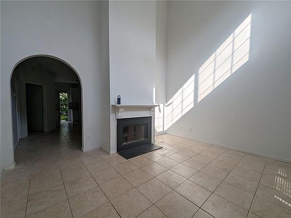 4th image of 46 Oak Green Dr