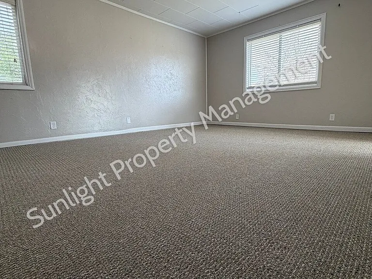 804 W 4th St — Photo 5