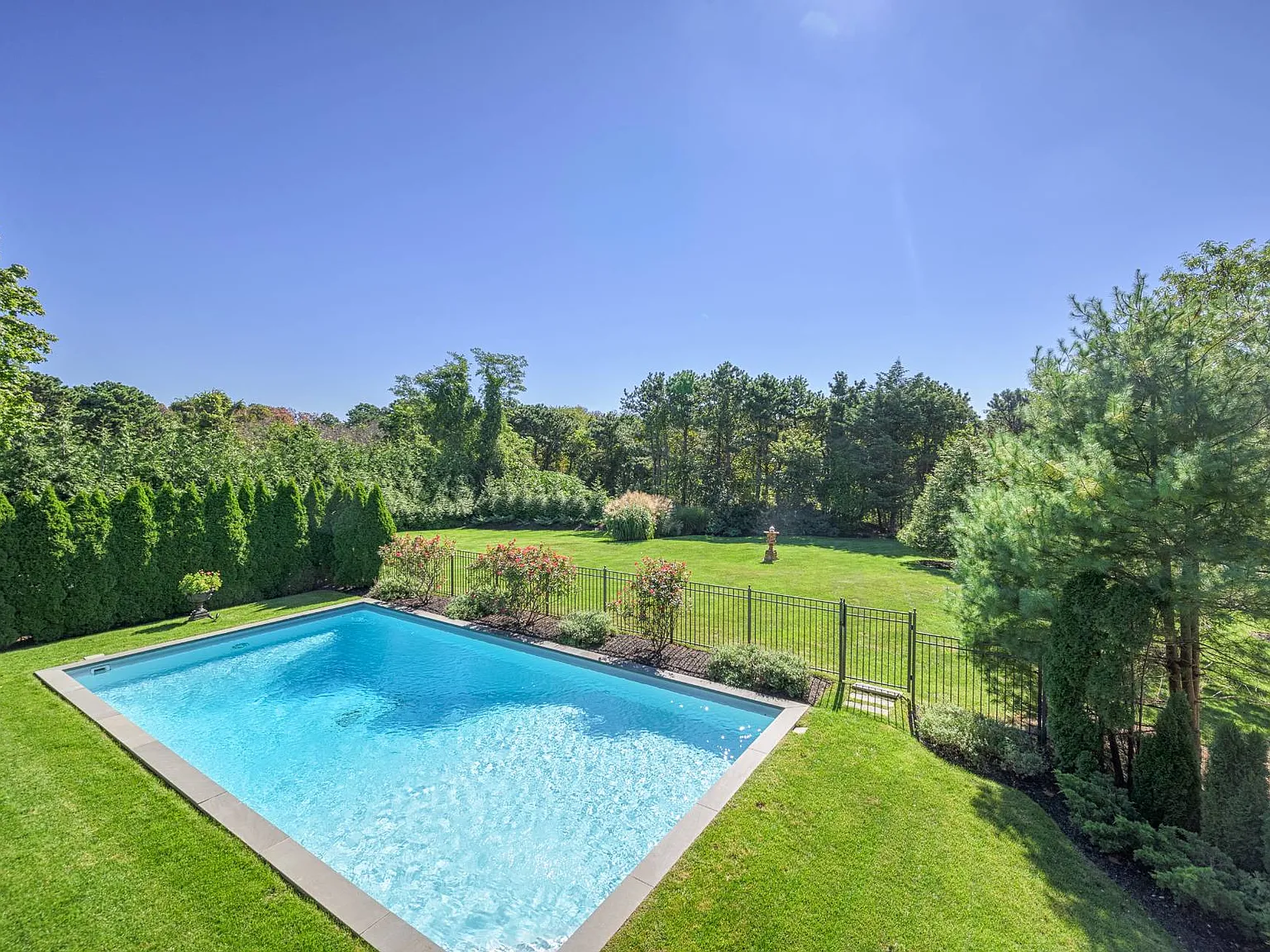 Hamptons Retreat Close To Southampton Village — Photo 1