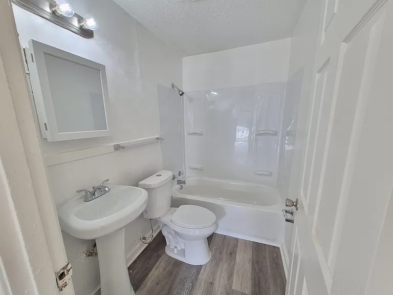 2100 Riverside Blvd — Photo 8