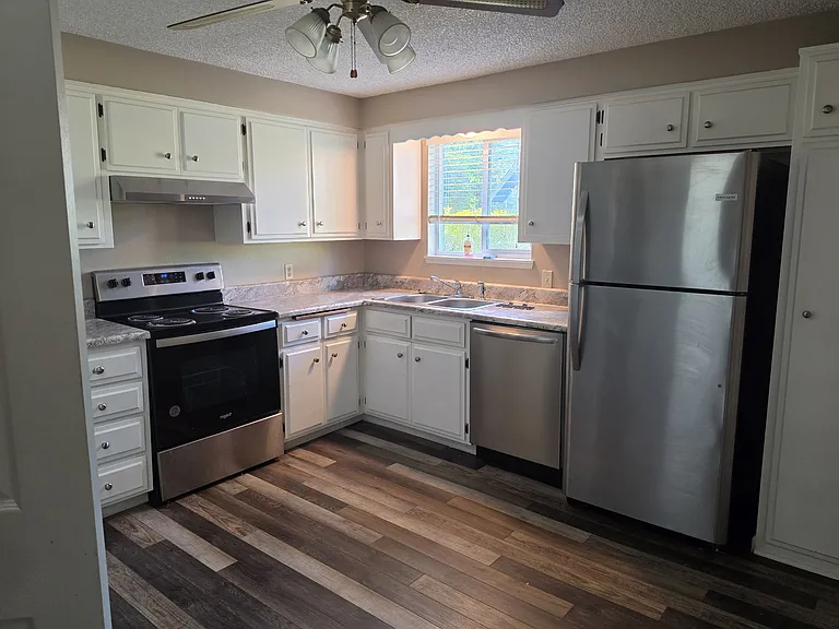 449 SW I St #A — Photo 1