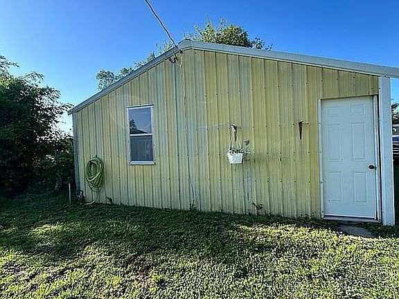 3rd image of 8565 SW 1301st Rd