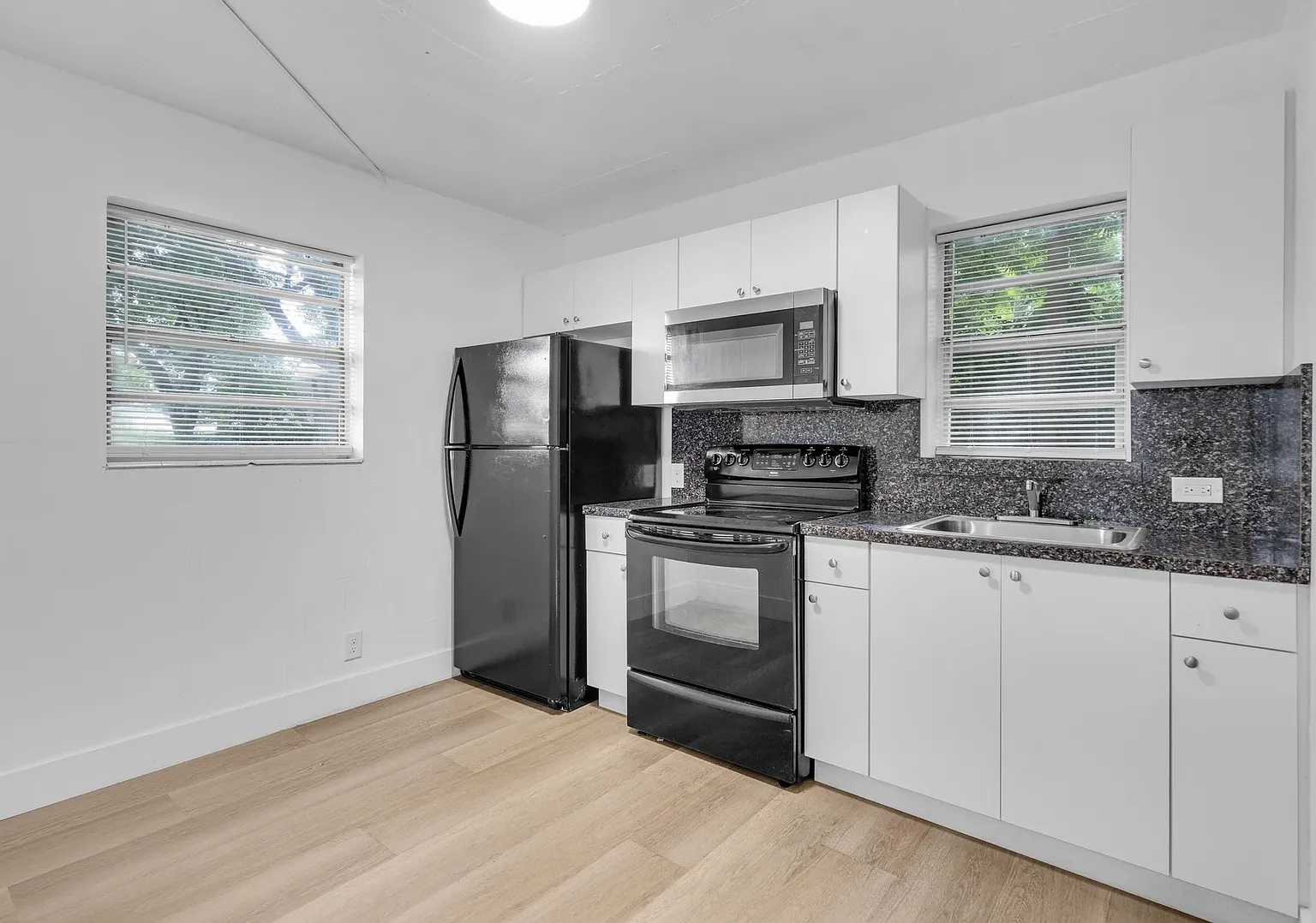 Studio, 550 sqft, $1,300 — Photo 2