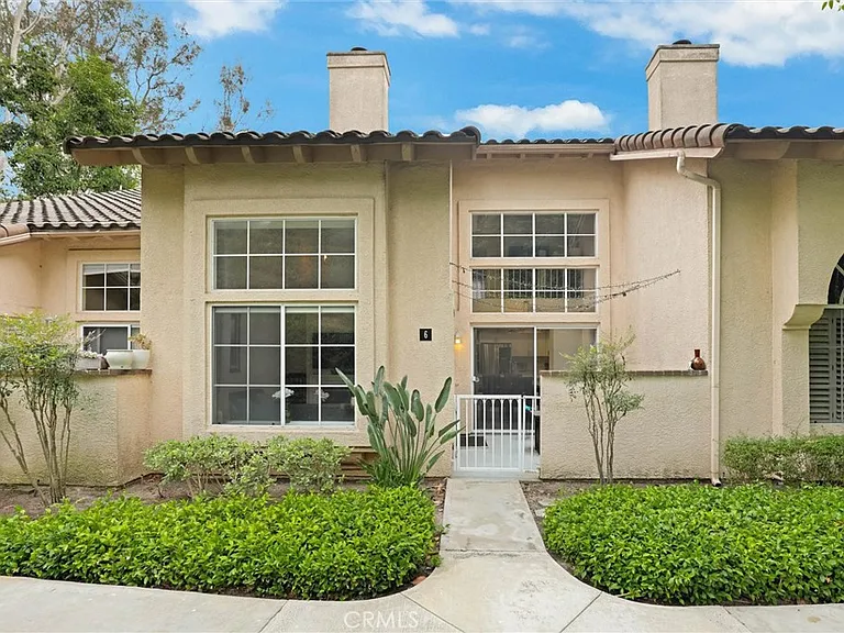 6 Nightingale Dr — Photo 1