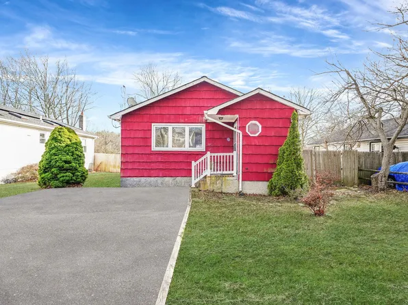 80 Meadowmere Avenue, Mastic, NY 11950