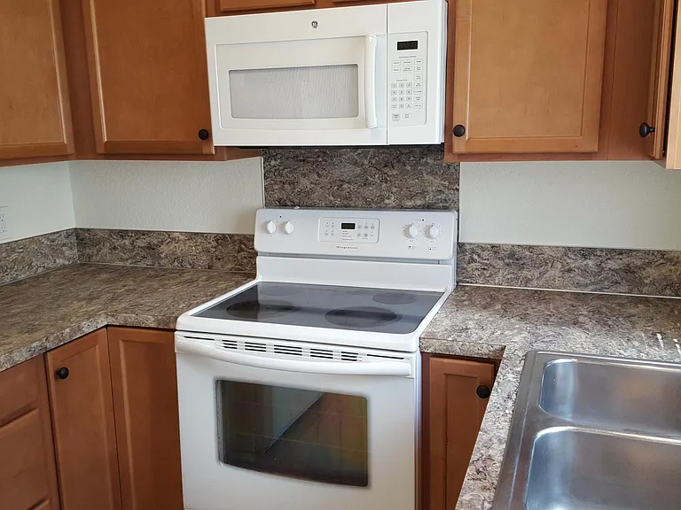 225 SW Kalmia St #A — Photo 6