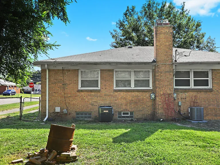2758 Ackley Ave — Photo 40