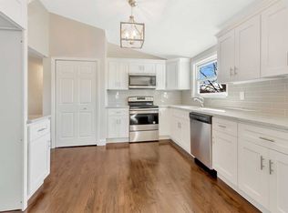 18 Huxley Ln, Ronkonkoma, NY 11779