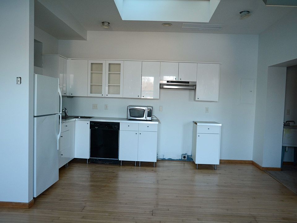 Kitchen - includes fridge, oven/range, microwave, dishwasher