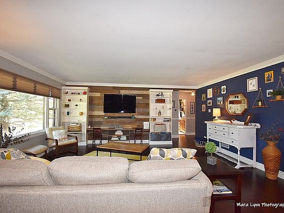 Oh so cute Pallet wall! Built-ins!