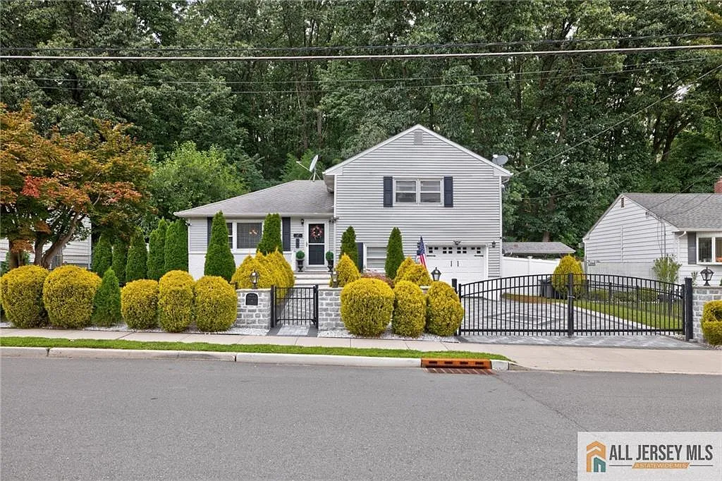 3 bed, 1.5 bath, 1806 sqft, $3,700 — Photo 2
