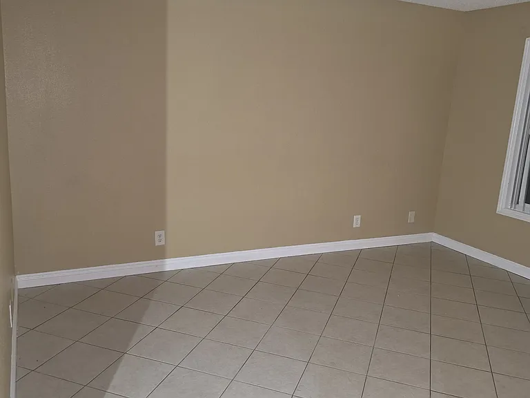 1003 W 9th St #13 — Photo 2