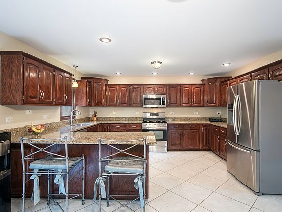5th image of 8924 Fairfield Ln
