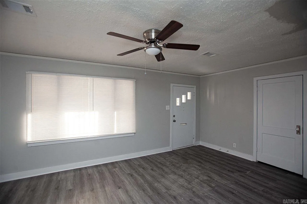 3 bed, 1.0 bath, 1229 sqft, $1,050 — Photo 3