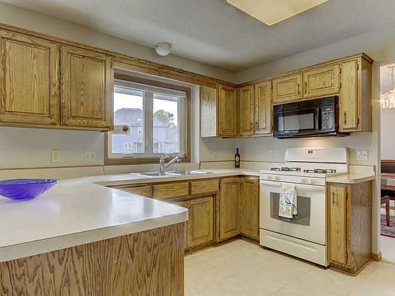 Spacious Kitchen with PANTRY