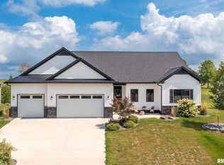 13 Country Club Ct, Le Claire, IA 52753