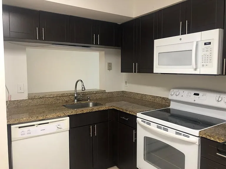 729 NW 92nd Ave — Photo 3