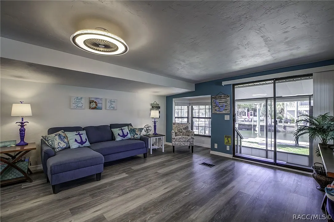 3 bed, 2.0 bath, 872 sqft, $2,300 — Photo 3