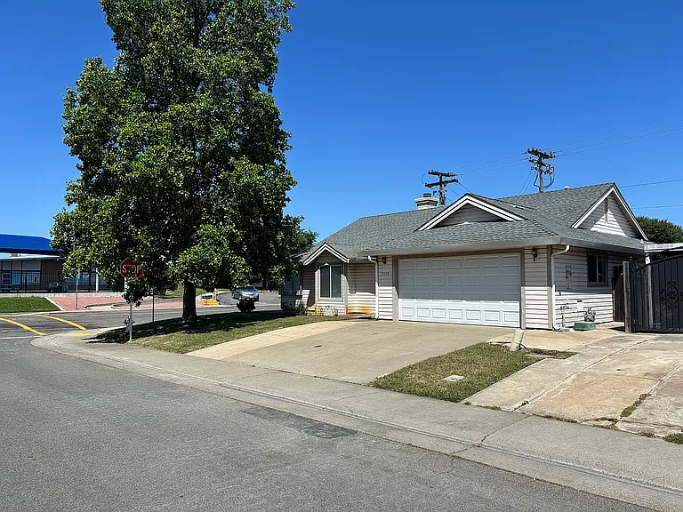 7170 Cloverleaf Way — Photo 25