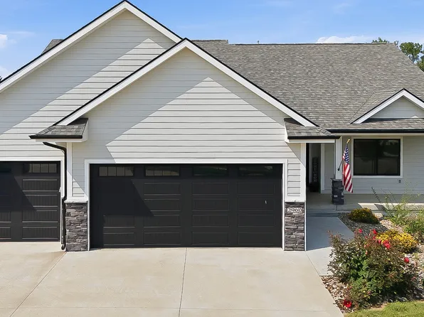 2960 Bos Ridge Rd, Pella, IA 50219