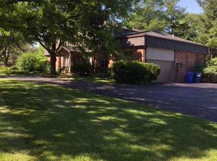 1 Hampton Dr, Oak Brook, IL 60523