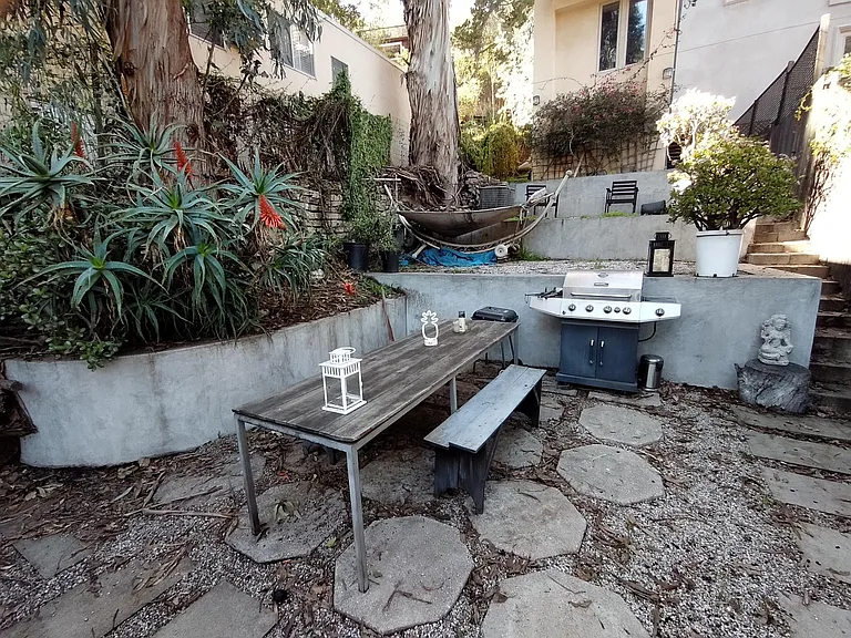 8657 Lookout Mountain Ave — Photo 19