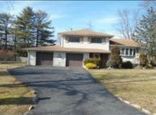 25 Schwin Dr, Clark, NJ 07066