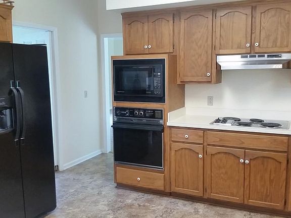 Kitchen has lots of space