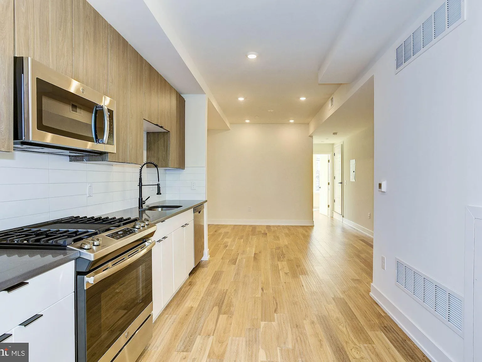 1 bed, 1000 sqft, $1,650 — Photo 4