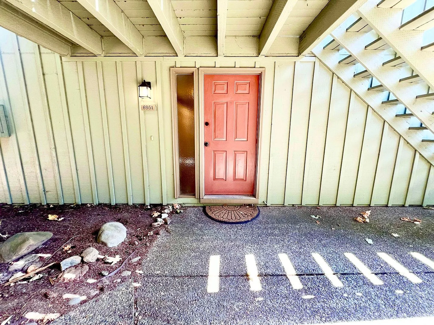 Charming Updated 2 Bed/1 Bath Condo in Tranquil Lake Oswego! — Photo 2