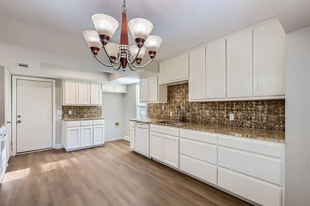 3 bed, 2.0 bath, 1286 sqft, $1,900 — Photo 3