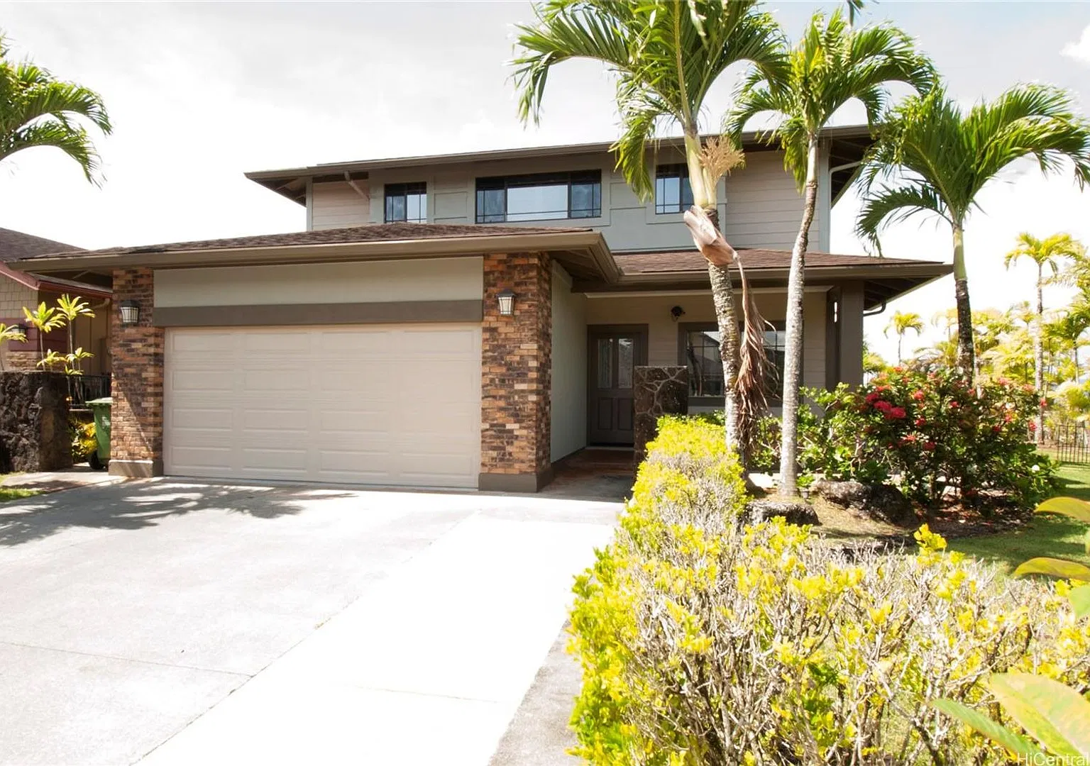 Mililani Mauka 2790 SF4/3 Spacious corner lot landscaped American classic model — Photo 1