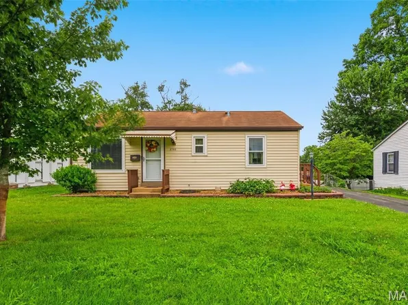 2702 Chatham Dr, Maryland Heights, MO 63043