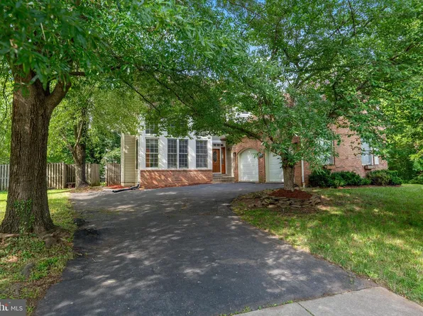 9110 Tallfield Ct, Lanham, MD 20706