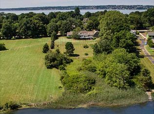 556 Nanaquaket Rd, Tiverton, RI 02878