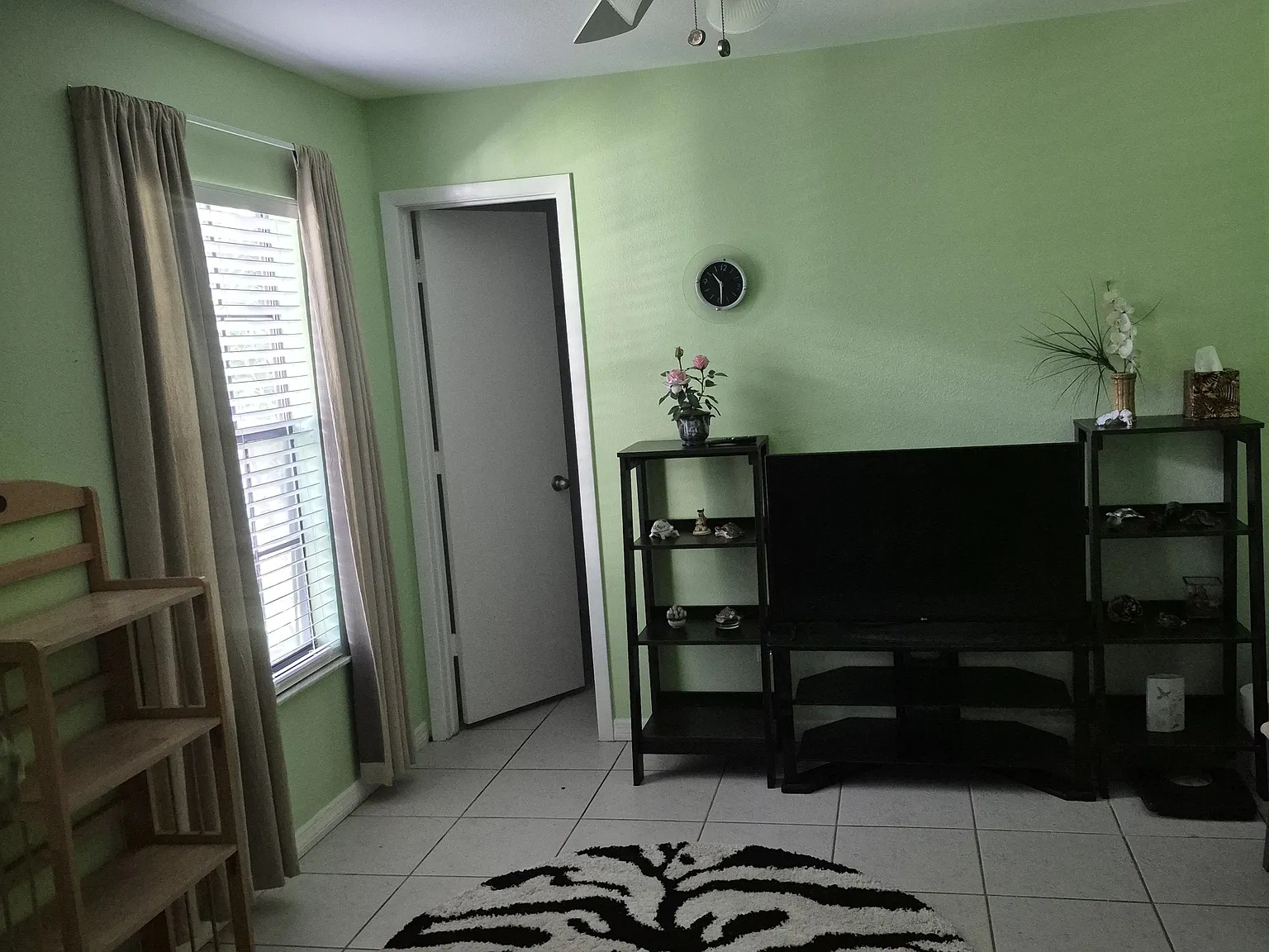 637 SW Everett Ct — Photo 2