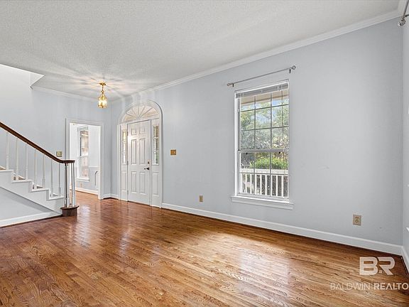 5th image of 105 Blackthorne Cir